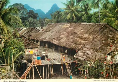 Benuk Longhouse, Sarawak — foto colorida por K. F. Wong, F.R.P.S.
