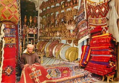 Mercado de Agadir — Vendedor de tapetes — MAROC PITTORÉSQUE