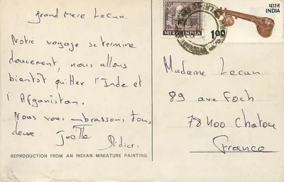 Kobieta z paonami — reprodukcja malowidła indyjskiego — wydawca nie widoczny — Rewers