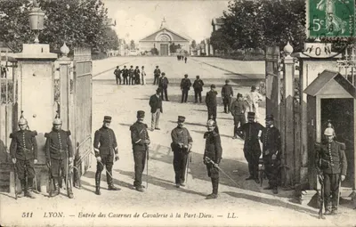 LYON — Entrada de las Casernas de Caballería en Part-Dieu — LL. — N° 511