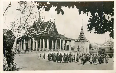 Bonzes diante da pagode de Prata em Phnom-Penh — Indochina, série 172