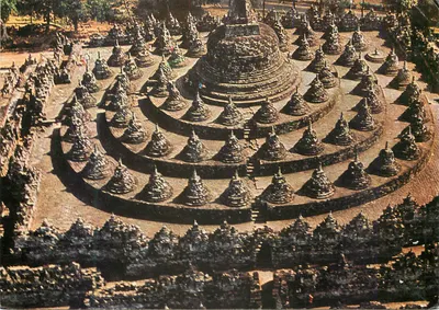 Borobudur — o maior templo budista da Indonésia — Ambarrukmo Palace Hotel, Yogyakarta