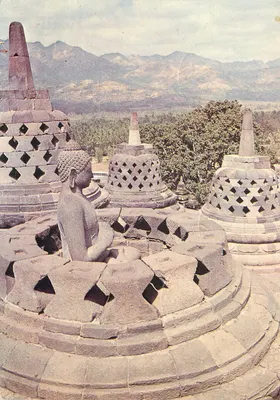 Borobudur — stupa aberto com Buda — editor Kanisius, n°11