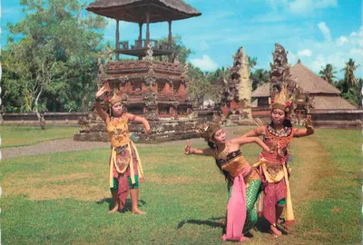 Dança balinesa Ramayana — Rama e Sinta acompanhados por Laksamana, irmão de Rama — PS A11