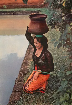 Mulher balinesa com um jarro de água — Royalcolor, Milão — n°2846/4