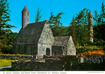 St. Kevin's Kitchen, e Torre Redonda, Glendalough, Co. Wicklow, Irlanda — Foto colorida por John Hinde, F.R.P.S.