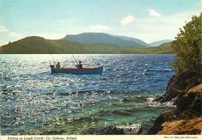 Pescaria no Lough Corrib, condado de Galway — Irlanda — John Hinde Studios