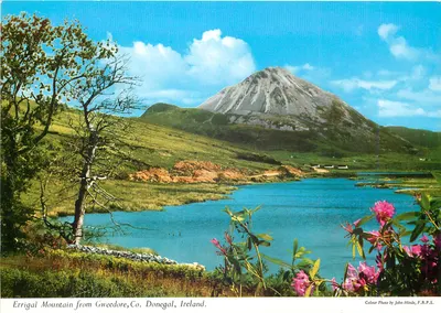 Montanha Errigal a partir de Gweedore, Co. Donegal, Irlanda — Fotografia a cor por John Hinde, F.R.P.S.