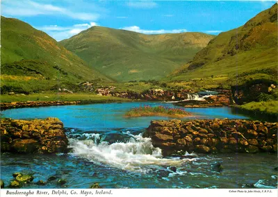 Rio Bundorragha, Delphi, Condado de Mayo — paisagem de montanhas e rios — John Hinde, n°2/135