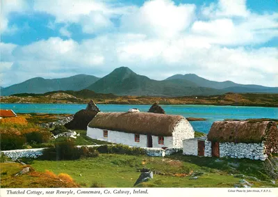Casa de telhado de palha, perto de Renvyle, Connemara, Condado de Galway, Irlanda — Foto colorida por John Hinde, F.R.P.S.