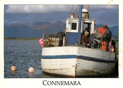 Pescadores a bordo de um barco — Connemara — Coleção de cartões postais de Liam Blake