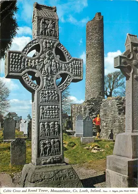 Cruz Celtica e Torre Redonda, Monasterboice, Condado de Louth, Irlanda — Foto: E. Nägele, John Hinde Studios