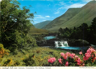 Cachoeira de Aasleagh perto de Leenane, Connemara, Condado de Galway, Irlanda — Foto colorida por John Hinde, F.R.P.S.