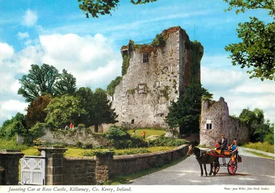 Carro de passeio em frente ao Castelo de Ross, Killarney, Condado de Kerry, Irlanda — Foto: Joan Willis, John Hinde Studios
