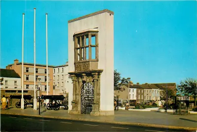 Eyre Square, Galway City — monumento com canhões — Penman Cards