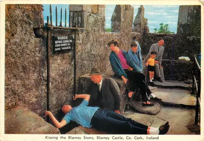 Beijando a Pedra de Blarney, Castelo de Blarney, Condado de Cork, Irlanda — Publicado por Cardall Ltd., Dublin