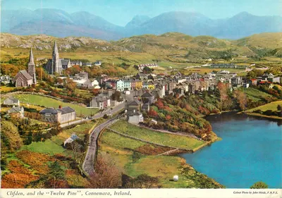 Clifden e os « Twelve Pins », Connemara, Irlanda — Foto colorida por John Hinde, F.R.P.S.