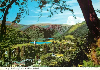 Vale de Glendalough, Condado de Wicklow, Irlanda — Foto colorida por John Hinde, F.R.P.S.