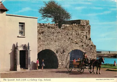 O Arco da Espanha (século XVII) — Galway, Irlanda — Foto a cores por John Hinde, F.R.P.S.