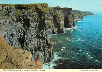 As falésias de Moher, perto de Lahinch, Co. Clare, Irlanda — Foto R. Beer, John Hinde Studios