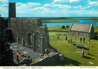 Clonmacnoise e rio Shannon, Condado de Offaly, Irlanda — Foto D. Noble, John Hinde Studios