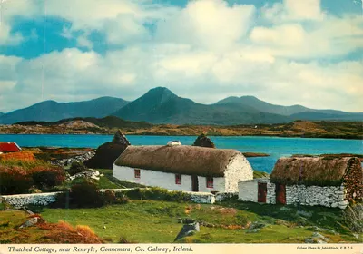 Cottage com telhado de palha, perto de Renvyle, Connemara, Condado de Galway, Irlanda — Foto colorida por John Hinde, F.R.P.S.