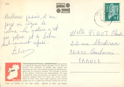 Cottage com telhado de palha, perto de Renvyle, Connemara, Condado de Galway, Irlanda — Foto colorida por John Hinde, F.R.P.S. — Verso