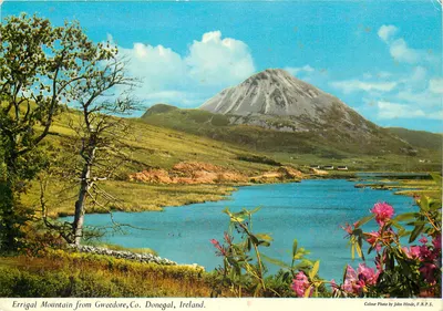 Montanha Errigal vista de Gweedore, Condado de Donegal, Irlanda — Fotografia a cor de John Hinde, F.R.P.S.
