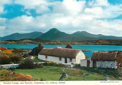 Casa de telhado de palha, perto de Renvyle, Connemara, Condado de Galway, Irlanda — Fotografia colorida por John Hinde, F.R.P.S.