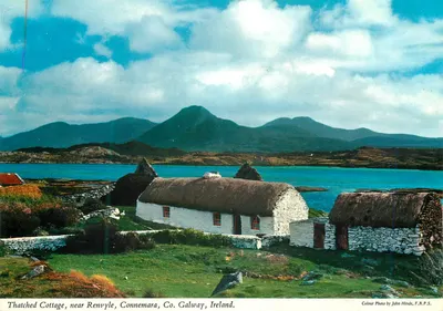 Cottage com telhado de palha, perto de Renvyle, Connemara, Co. Galway, Irlanda — Fotografia colorida por John Hinde, F.R.P.S.