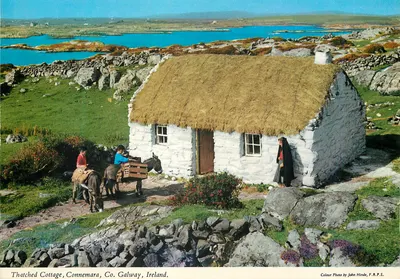 Cottage com telhado de palha, Connemara, Co. Galway, Irlanda — Foto colorida por John Hinde, F.R.P.S.