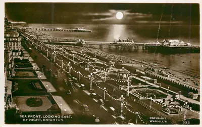 Bilhete postal moderno Fonte do Mar olhando para Leste à noite, Brighton