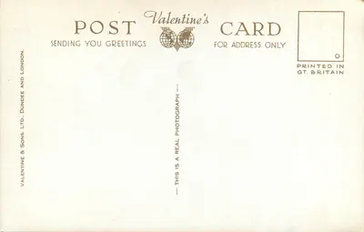 O parque de Gillingham — vista de jardim com pista e fonte — Valentine & Sons Ltd, n° K.6853 — Verso