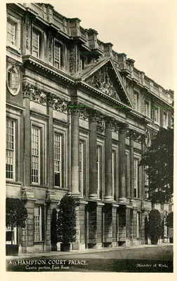 Palácio de Hampton Court — Portão central, Frente Leste — Ministério dos Trabalhos, série A13