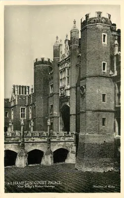 Palácio de Hampton Court — Ponte Moor & Portão Ocidental — Ministry of Works, série A-2