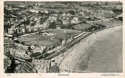 Swanage — vista aérea da praia e do parque — Aero Pictorial Ltd, 136 Regent Street, W.1