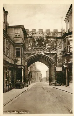 Northgate, Salisbury — porta medieval com brasão — H.B. Ltd., E.C. 1, Londres