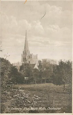 A Catedral vista dos muros do norte, Chichester — vista panorâmica com campanário e ruínas — editor não identificado