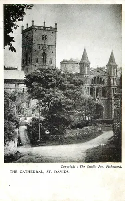 A Catedral, St Davids — vista da torre e das torres — editor The Studio Jon, Fishguard