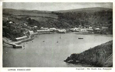 Lower Fishguard — vista do porto e das colinas — The Studio Jon, Fishguard