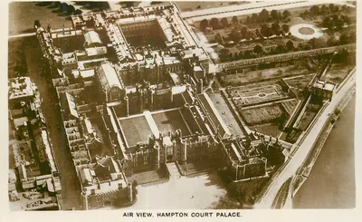 Vista aérea do Palácio de Hampton Court — Central Aerophoto Co., Ltd.