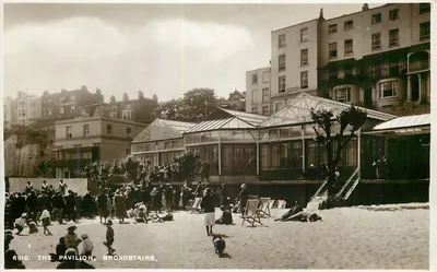 O Pavilhão, Broadstairs — vista da praia e do edifício de vidro — série 'Sologlaze', editor E. A. Sweetman & Son
