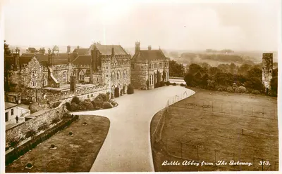 Battle Abbey a partir da Gateway — vista panorâmica do castelo e do campo de esportes — editor Shoesmith & Etheridge Ltd, n° 373