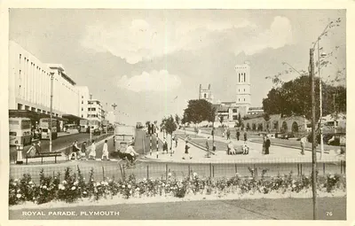 Royal Parade, Plymouth — widok miejski z autobusem i wieżą — wydawca nieznany, nr 76