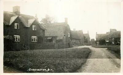 Shenington — village avec maisons à pignon et toits de chaume — Frank Packer, Chipping Norton