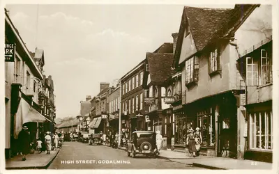 High Street, Godalming — vista de rua movimentada com carro e comércios — editor desconhecido, n° 22