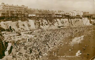 The Bay, Broadstairs — praia lotada com cabines e edifícios no fundo — Carta Postal Valentine's