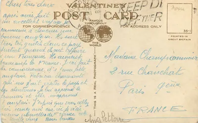 The Bay, Broadstairs — praia lotada com cabines e edifícios no fundo — Carta Postal Valentine's — Verso