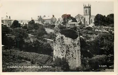 Pembroke, Velhas Muralhas da Torre & Igreja — Publicado pela Photochrom Co. Ltd., Londres & Tunbridge Wells, n° 35209