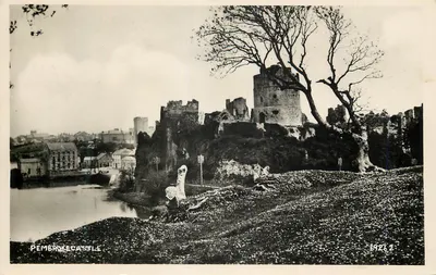 Castelo de Pembroke — vista das ruínas e do vilarejo — Publicado pela Photochrom Co. Ltd., Londres & Tunbridge Wells
